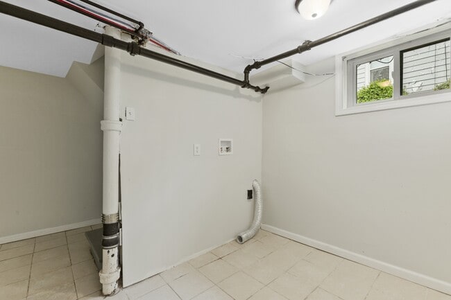 Building Photo - 174 White St