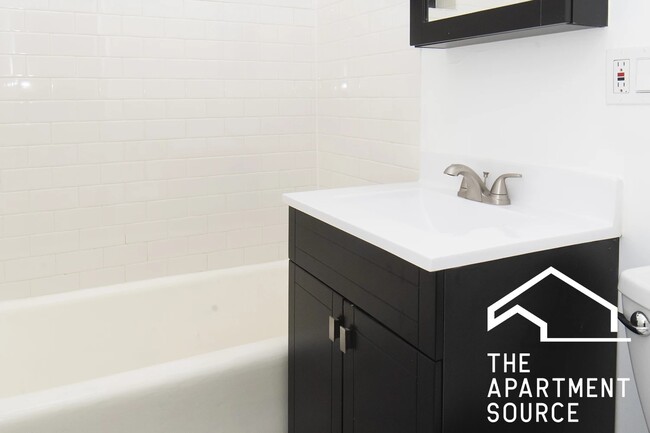 Photo - 3345 N Marshfield Ave Apartment