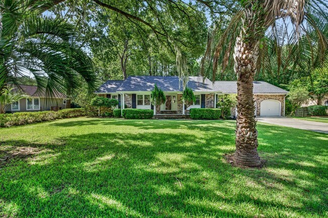 Foto del edificio - Spacious Living Near Downtown Charleston