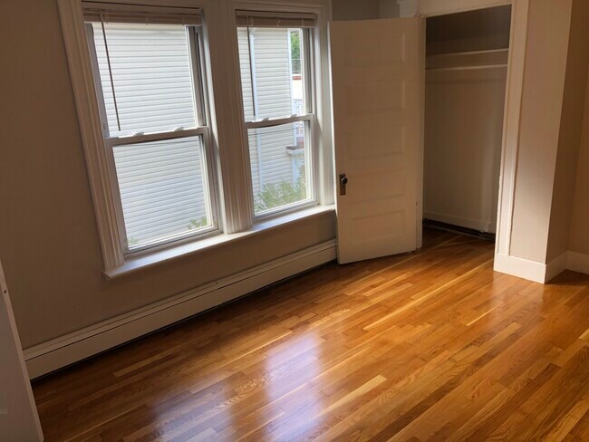 Foto del edificio - 9 Oak Square Ave