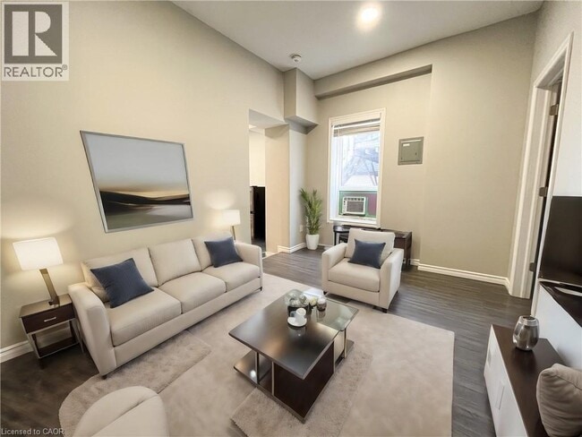 Photo du bâtiment - 70 Victoria Ave S