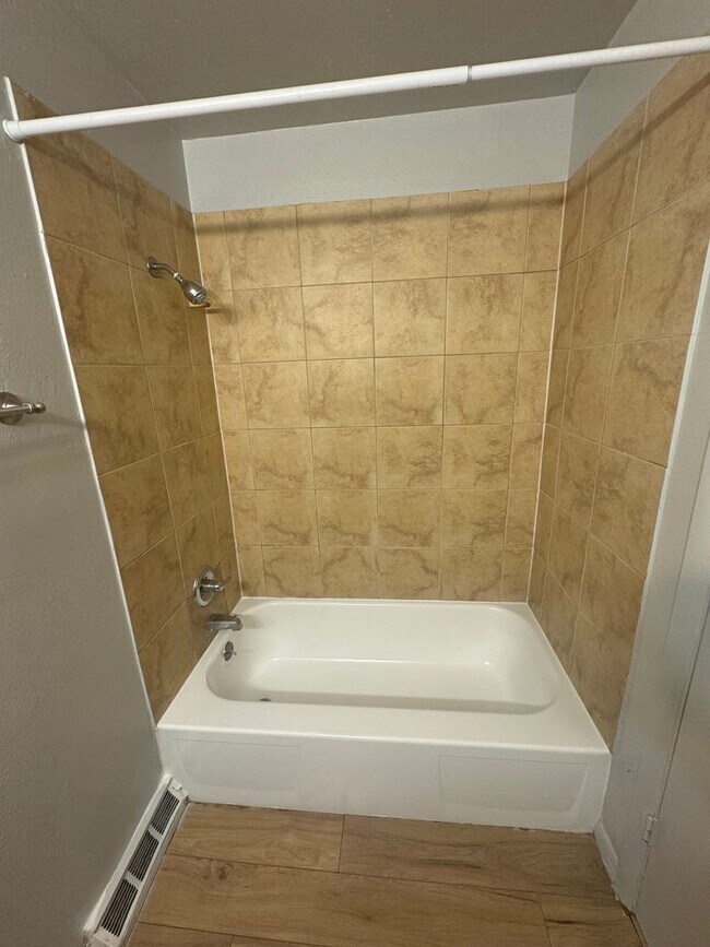 Foto del edificio - Conveniently located 3-bedroom 1-bathroom ...