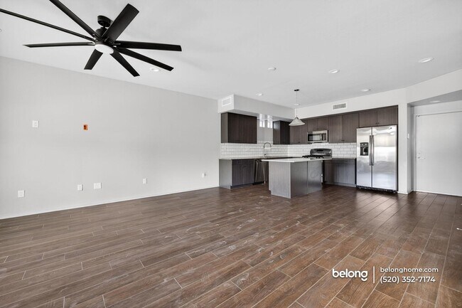 Building Photo - 864 E Park Modern Dr