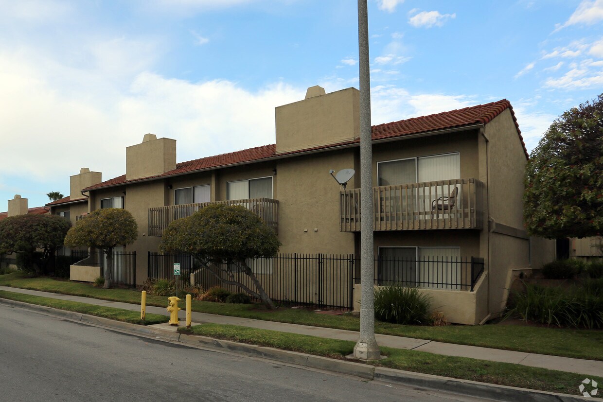 Ascot Park Meadows Apartments in Bonsall, CA