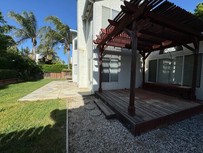 Building Photo - Beautiful home 4Bedrooms and 3Baths.