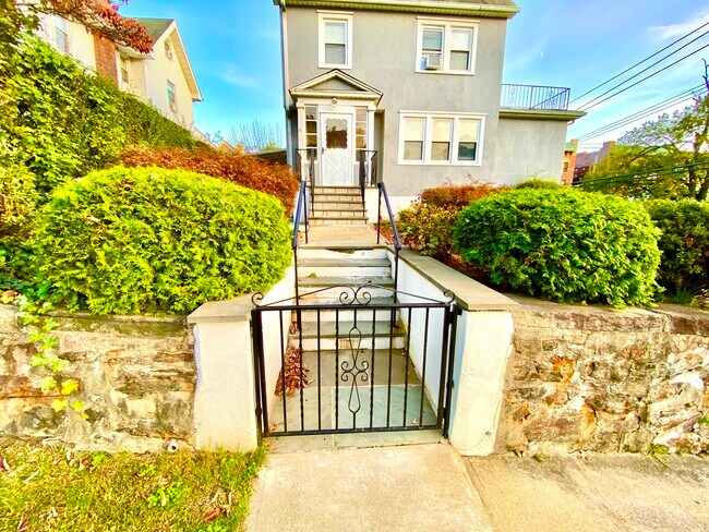 Building Photo - 72 Soundview St