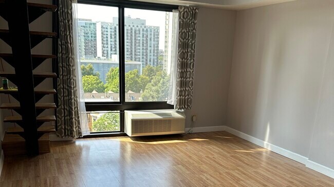 Foto del edificio - 1221 N Dearborn Pkwy