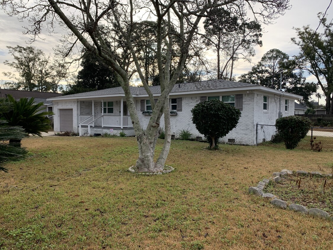 Casa de tres dormitorios y dos baños, hermosamente remodelada, renovada en el verano de 2022. - 1301 E Leonard St