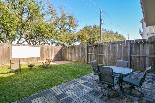 Foto del edificio - 910 E Heights Hollow Ln