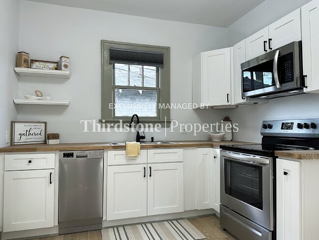 Building Photo - 2030 Redwing St