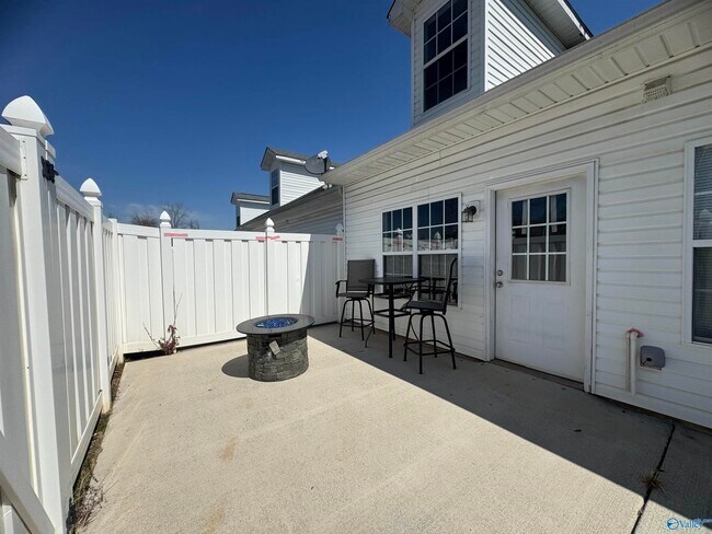 Foto del edificio - 468 Shamrock Dr