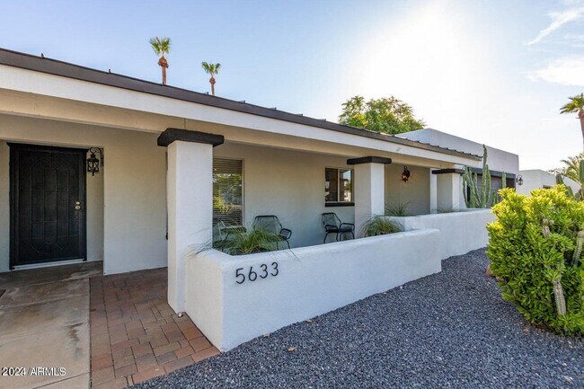 Foto del edificio - 5633 E Corrine Dr