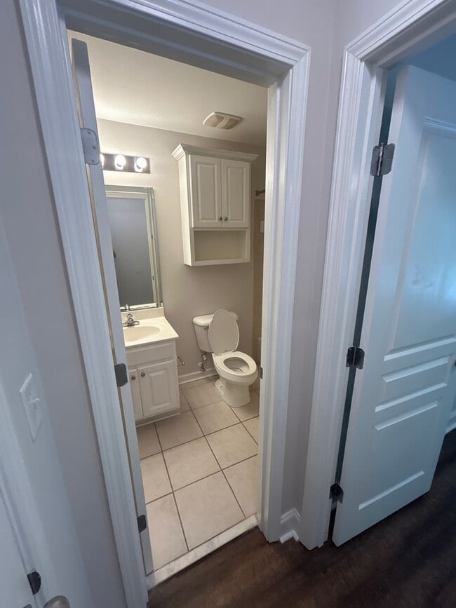Building Photo - Three Bedroom Townhouse Available!