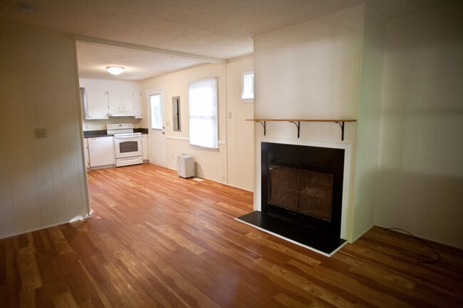 Building Photo - Live downtown in 2 bedroom duplex!