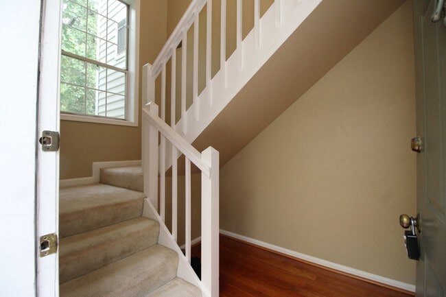 Building Photo - Large upper-level condo