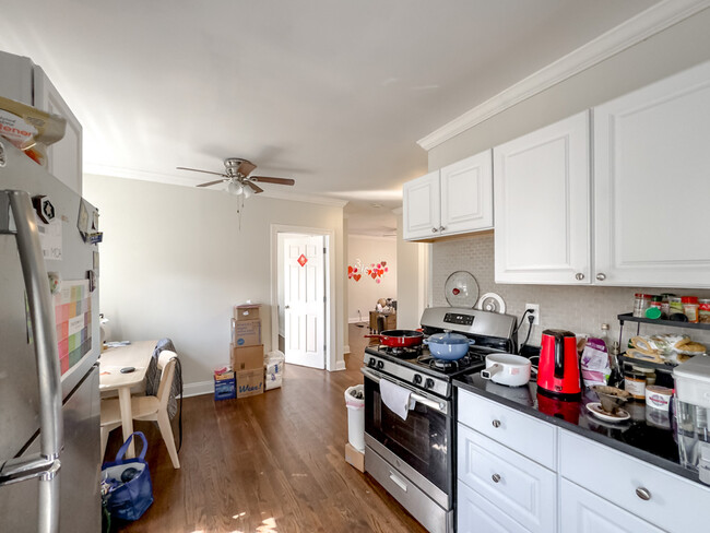 Building Photo - 3845 N Greenview Ave