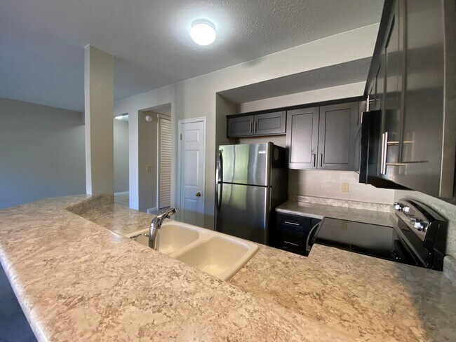 Foto del edificio - LOWER LEVEL 1 BEDROOM CONDO FOR RENT