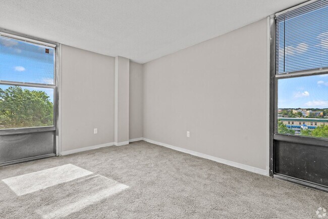 Interior Photo - Beacon 303