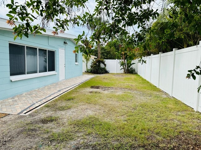 Building Photo - 3 Bedroom 1 bath house located in the beau...