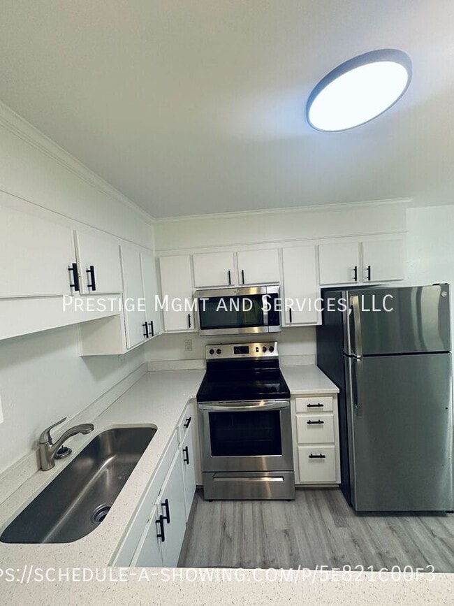 Building Photo - 2 Villa Dr