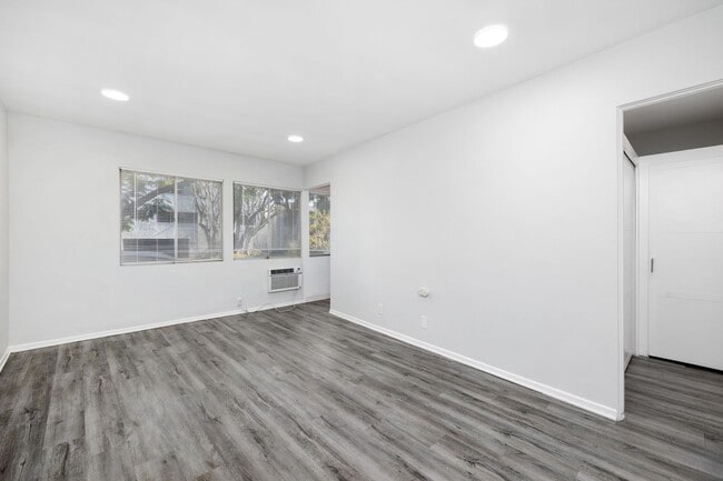 Interior Photo - 1253 Havenhurst Drive