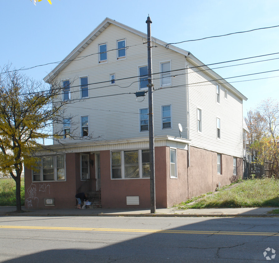 Building Photo - 621-623 Cedar Ave