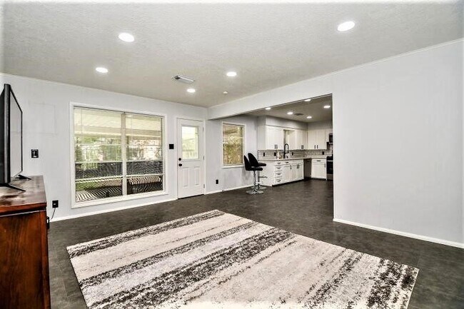 Foto del edificio - 2404 Oaks Dr