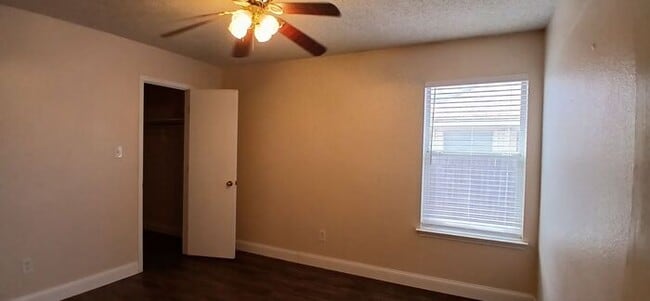 Building Photo - Summerfields Beauty: Oversized Kitchen + Flex 4th Bedroom