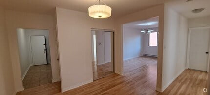 Building Photo - 4820 Av Plamondon