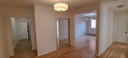 Building Photo - 4820 Av Plamondon