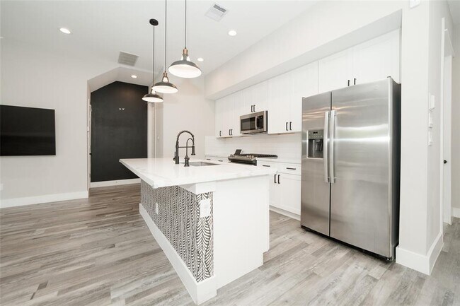 Foto del edificio - 708 Pinemont Canyon Lane
