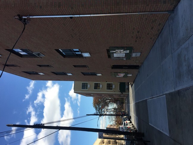 Building Photo - 429 Wyona St