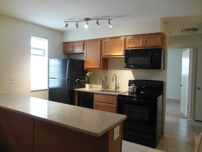 KItchen Fully Equipped Granite Countertops - Edgecliff - Nassau Walnut Hill Apartments