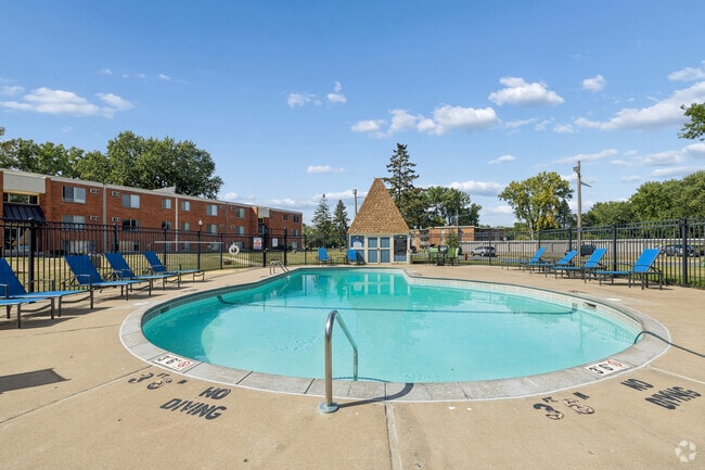 Outdoor Pool - Regency Park