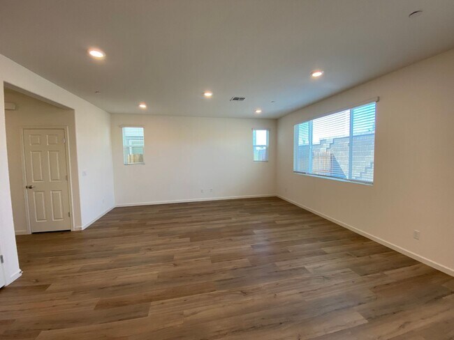Foto del edificio - Gorgeous Like Low Maintenance 4 Bedroom wi...