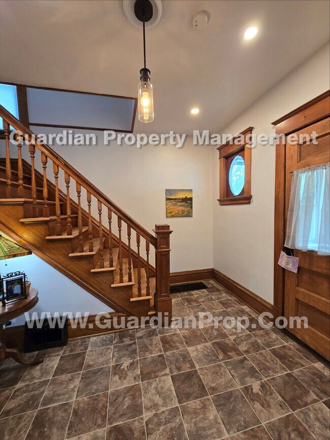 Foto del edificio - House Available Sep 1st, Move in special for Sep move-in! Updated Kitchen & Baths, Large Fenced Y...