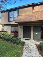 Building Photo - 818 Sandtree Dr