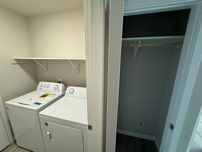 Foto del edificio - 2 Bed | 2 Bath | 3 Stall Garage | Patio Twin-Home