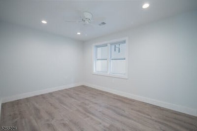 Foto del edificio - 726 Bloomfield Ave