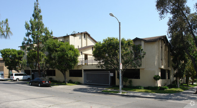Building Photo - 301 S Birch St
