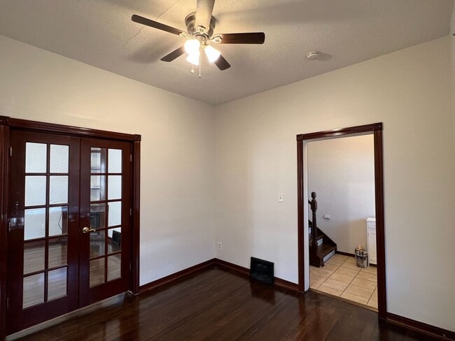 Building Photo - Beautiful original woodwork!  3 bed South Omaha home!
