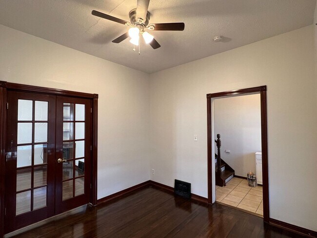 Foto del edificio - Beautiful original woodwork!  3 bed South Omaha home!