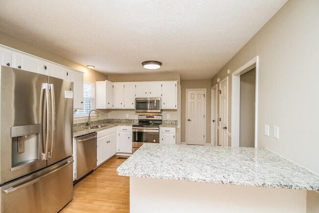 Building Photo - 2814 Meadowhill Dr