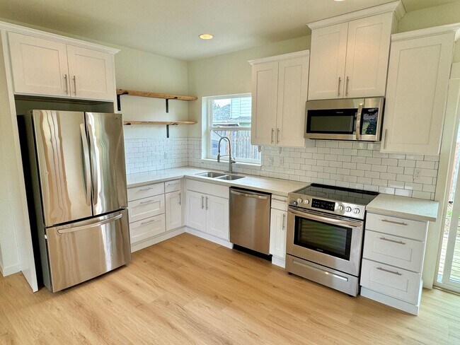 Foto del edificio - Brentwood-Darlington Fully Remodeled Bungalow with Huge Fenced Yard, A/C, Water/Sewer Included!