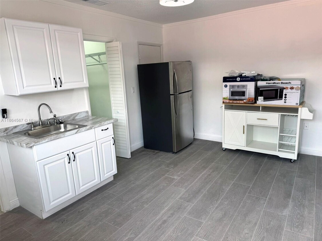 Foto principal - 448 E 40th St