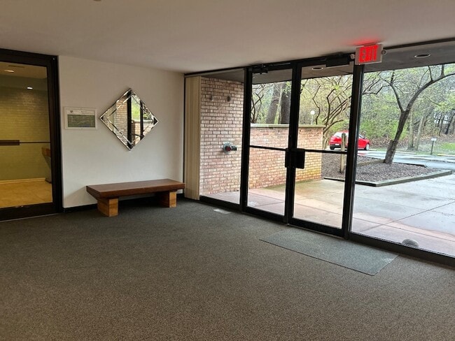 Building Photo - 5500 Hillcrest Ln