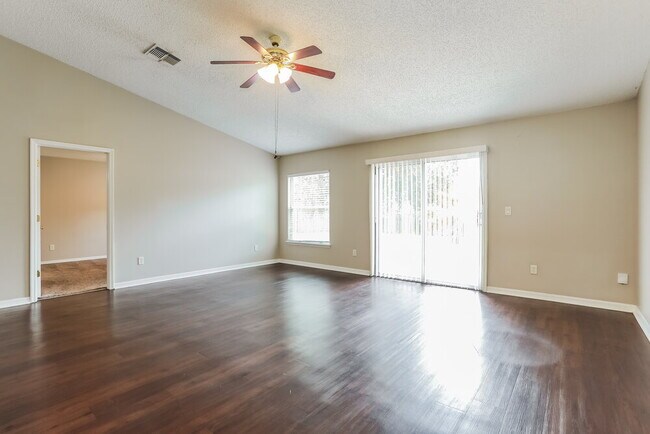 Foto del edificio - 136 Dover Bluff Dr