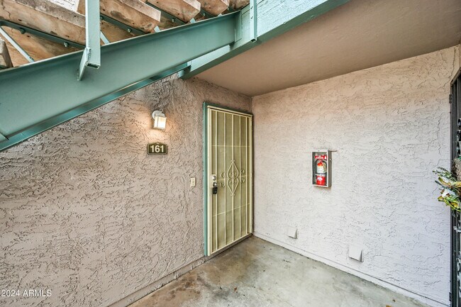 Building Photo - 623 W Guadalupe Rd