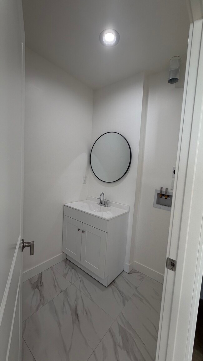 Foto del edificio - 907 Herbine St