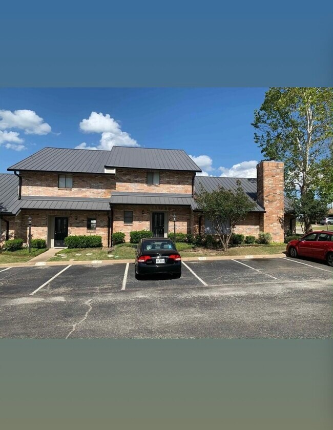 Building Photo - 3000 Webb Ave